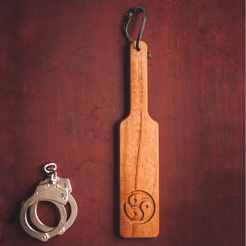 Teak træs paddel med BDSM symbol Teak træs paddel med BDSM symbol