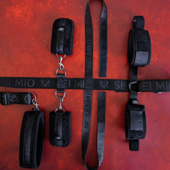 Stolebondage – Under Stolen Fiksering – Sei Mio Seated fra Sadistenstoolbox