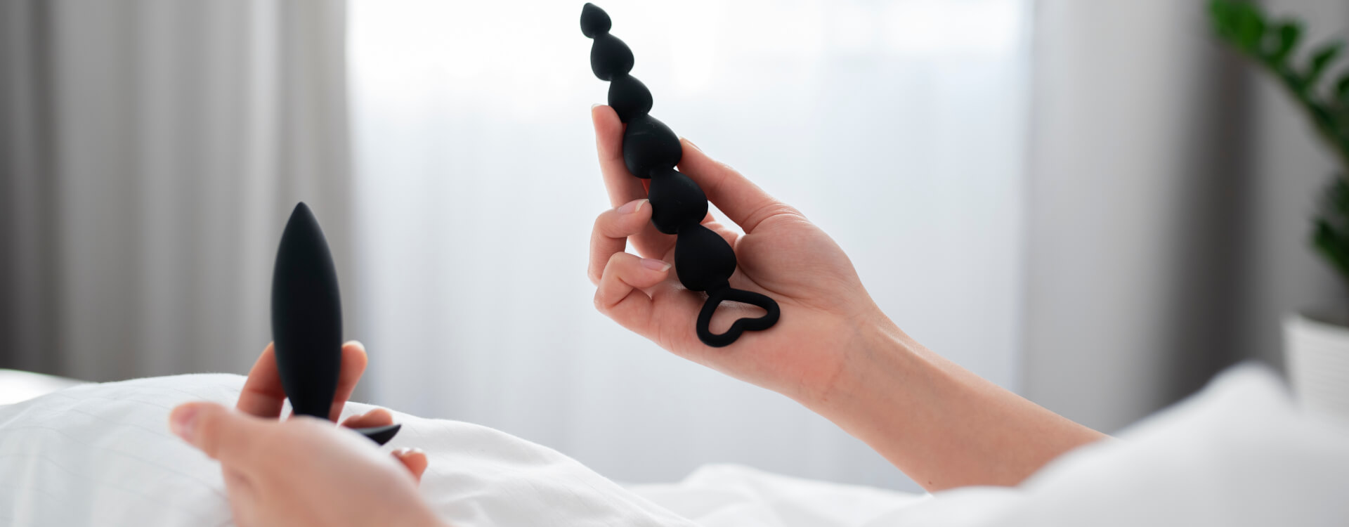 Person med butt plug i hænderne