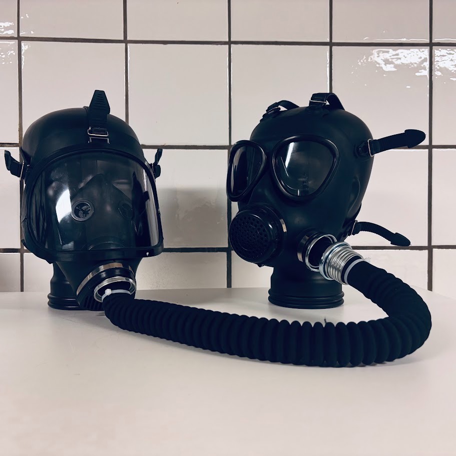 Gasmaske, træk vejret med en makker